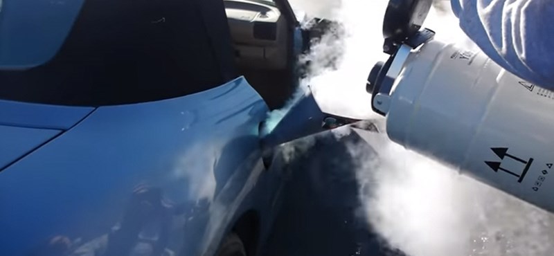 Videó: kipróbálták, mi van, ha folyékony nitrogént tankol valaki az autójába