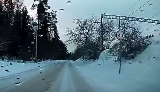 Videó: 40 helyett 65 km/h-val hajtott a sofőr a havas úton, ez lett a vége