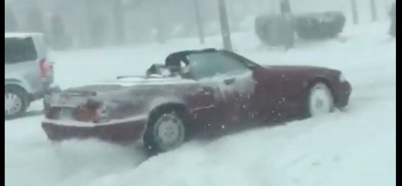 VIDEÓ: Az amerikai utak új hőse a férfi, aki Mercedes kabrióban autózott a hóviharban