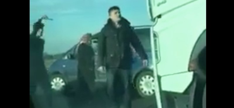 VIDEÓ: Késsel fenyegettek egy kamionost az M1-es autópályán