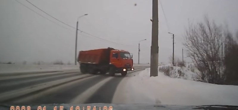 Keresztbe csúszott a teherautó a havas úton, a személyautó mégis megúszta – videó