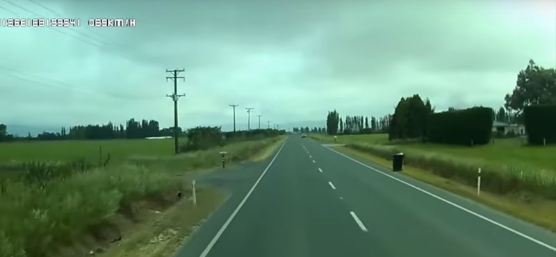 Kihalt úton autózott a sofőr, ilyen balesetre nem számított – videó