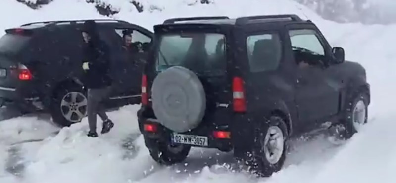 A kis Suzuki hóban alázza meg a nagy BMW-t