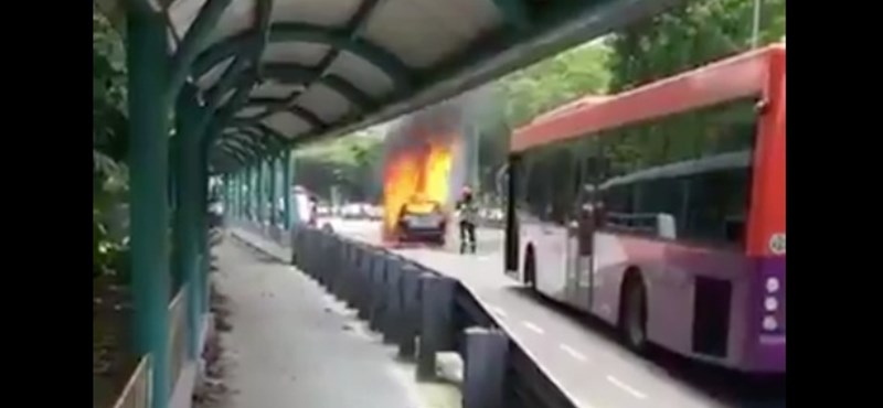 VIDEÓ: Égő autót próbáltak eloltani a tűzoltók, de felrobbant a kocsi