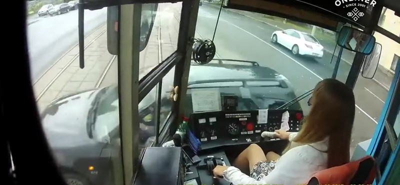 VIDEÓ: Így reagálnak a villamosvezetők, ha autó hajt a villamos elé