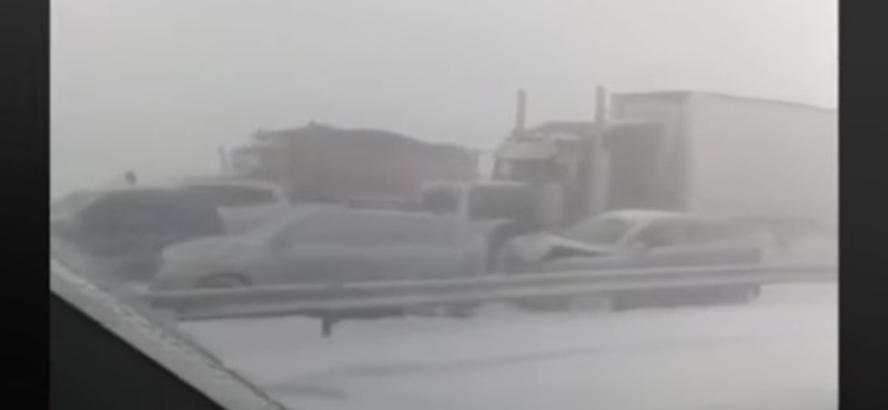 Ilyen tömegbalesetet még nem láttál: 75 autó csúszott egymásnak a havas autópályán – videó