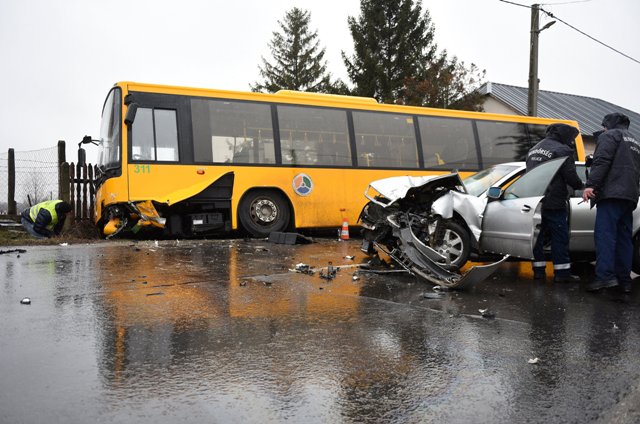 Fotók: Busszal ütközött egy autó Nagykállóban, egy ember meghalt