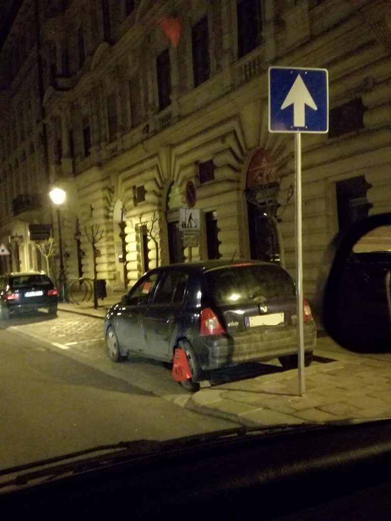 Megfejtendő: Miért kapott kerékbilincset ez a budapesti autós???