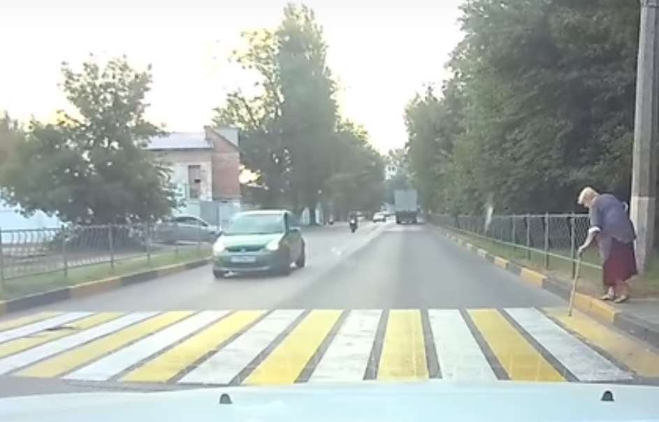 VIDEÓ: Motoros csapódik autóba a zebránál