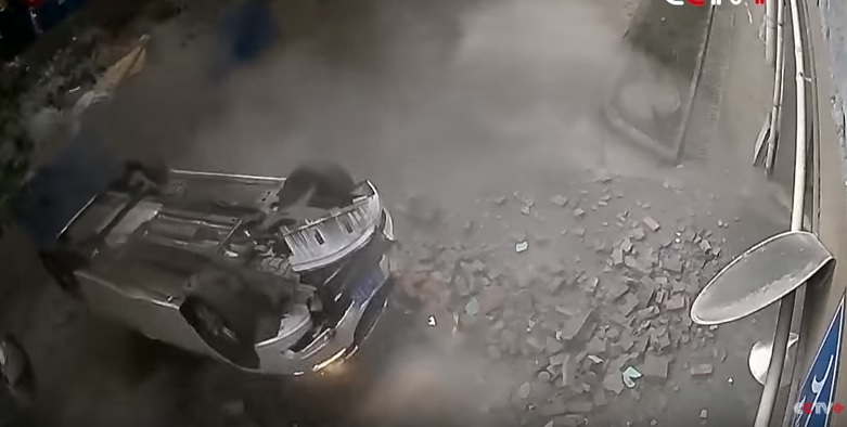 Videó: Csak egy leesett usb kábelt akart felvenni a sofőr, de véletlenül a gázra lépett és kitört egy falat