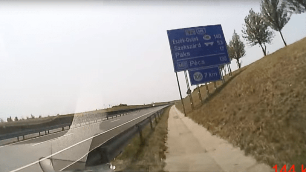 Videón, ahogy az M6-oson elaludt egy sofőr mögötte a két gyerekével