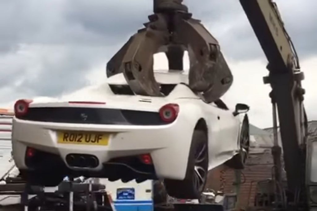 VIDEÓ: Bezúzták a teljesen épnek kinéző Ferrarit