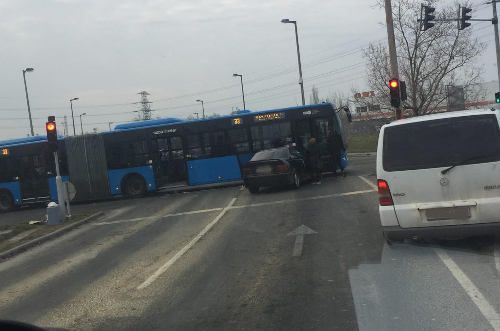 Friss: Busznak ütközött egy autó a Szerémi út – Kitérő út kereszteződésben