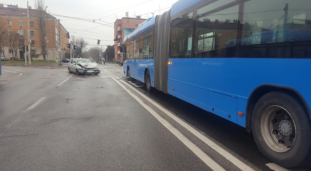 Busszal ütközött egy autó az Örs vezér terénél