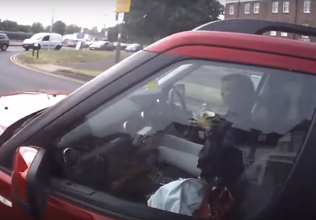 VIDEÓ: Kiosztja a biciklis az autóban kajáló hölgyet