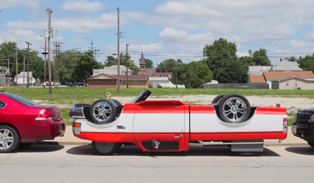 VIDEÓ: Láttál már felborult autót, ami üzemképes? Ez nagyon is az!!!