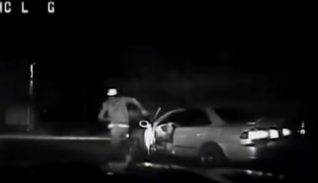 VIDEÓ: Saját autója gázolta el a bűnözőt