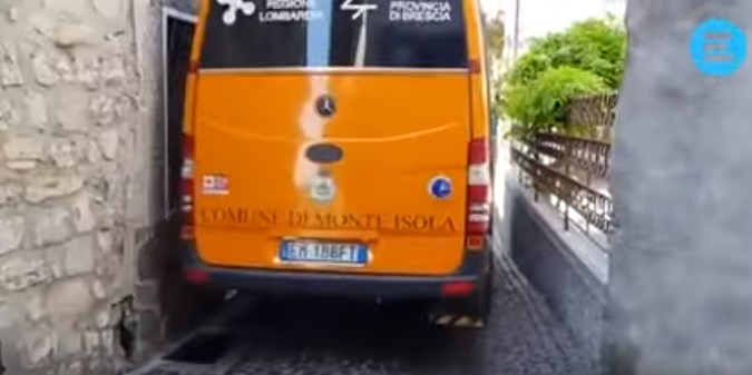 Centikre az óvárosi falak között suhan az olasz buszos
