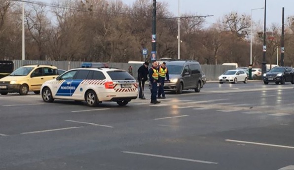 Futótűzként terjed a Dózsa György úton szolgáló rendőrökről készült kép