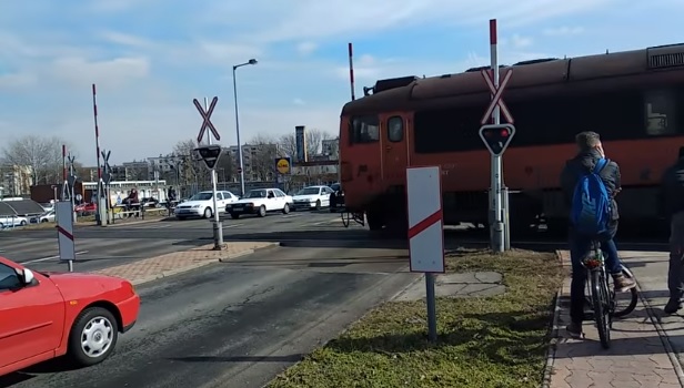 Videó – Nyitott sorompónál jött a vonat a szabadhegyi vasúti átjáróban
