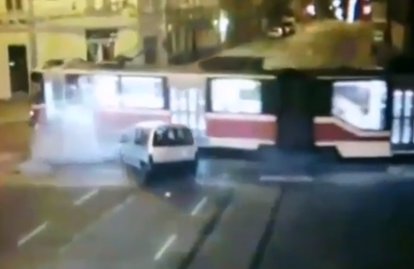 VIDEÓ: Úgy beleszállt a kocsival, kisiklott tőle a villamos