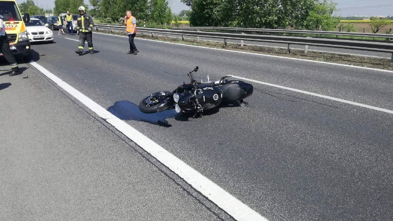 Szalagkorlát amputálta a motoros lábát szombaton az M1-esen