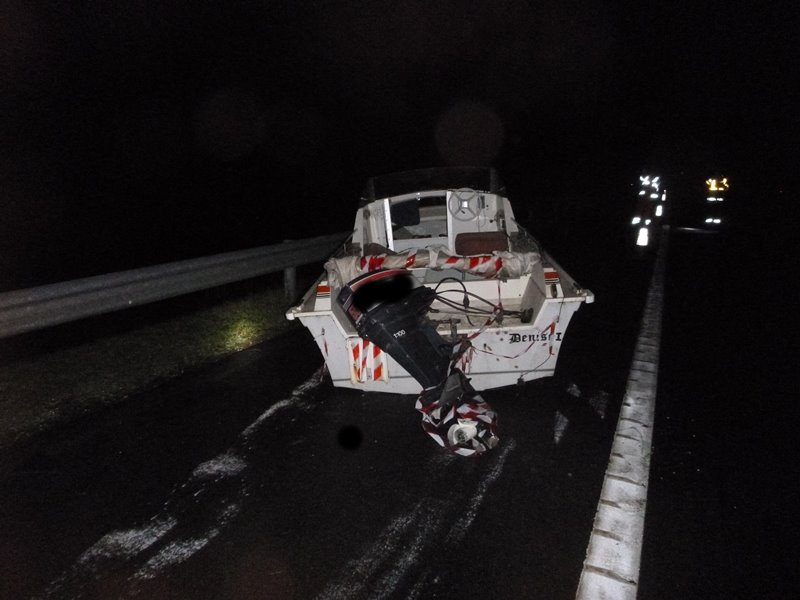 Fotók: Hajó zuhant az M7-es autópályára