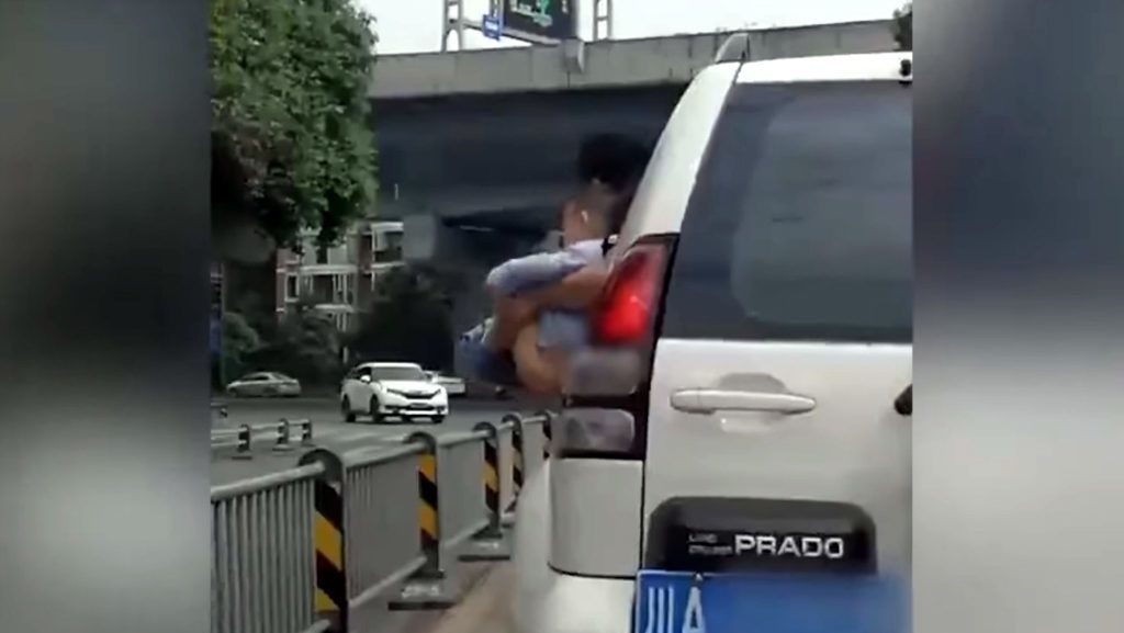 Videó: Mozgó autóból kilógatva pisiltettek meg egy gyereket