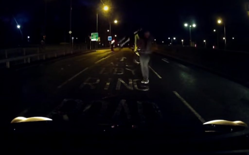VIDEÓ: Amatőr, idióta, csaló kerékpáros, aki lehúzna egy kis pénzzel