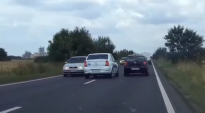 Hajszálon múlt, hogy nem okozott balesetet a Dacia sofőrje