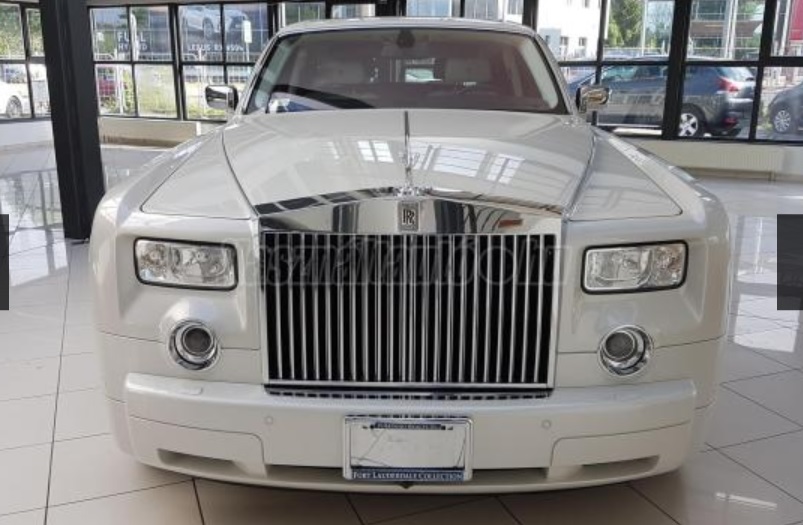 VIDEÓ: Ezzel tényleg csak így lehet közlekedni? Rolls-Royce Phantom, az utak királya!