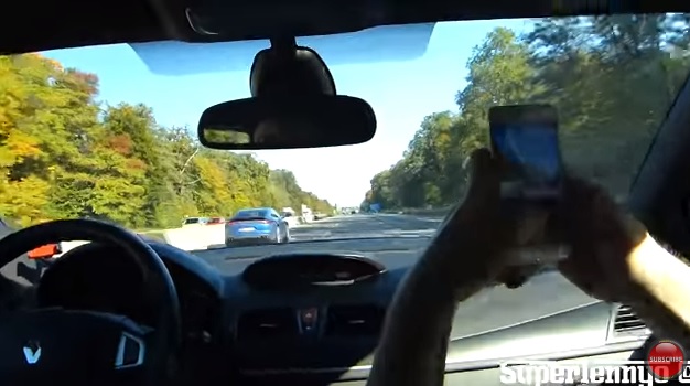 Videó: 250 km/h- val ment az autópályán, de simán megelőzték