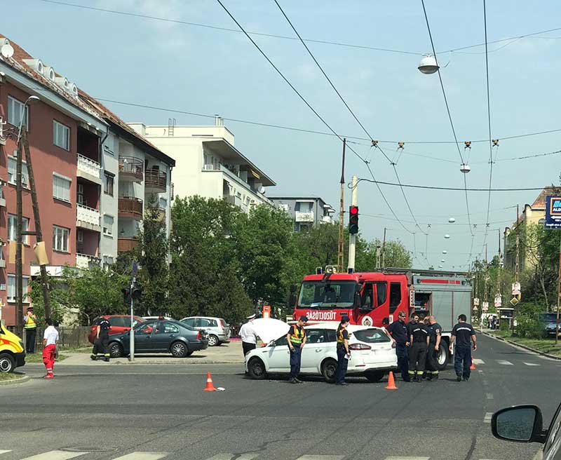 Baleset történt a 14. kerület Róna utca – Egressy út kereszteződésben