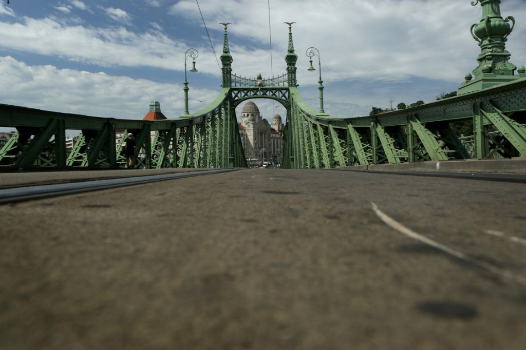 Négy nyári hétvégére a gyalogosoké a Szabadság híd