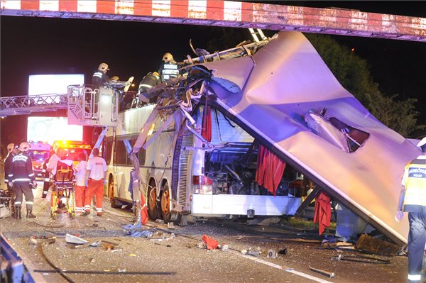 Fotók: Súlyos baleset volt a Ferihegyi reptérre vezető úton! Magasságkorlátozó kapuba rohant egy emeletes busz