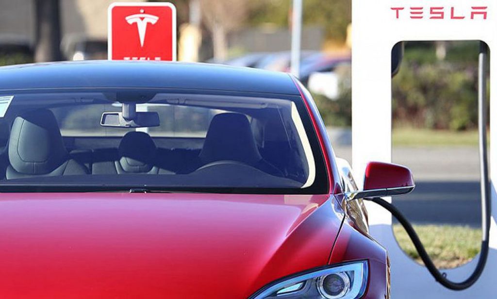 A beígért olcsó Tesla valójában húszmillióba kerül, és várni kell rá