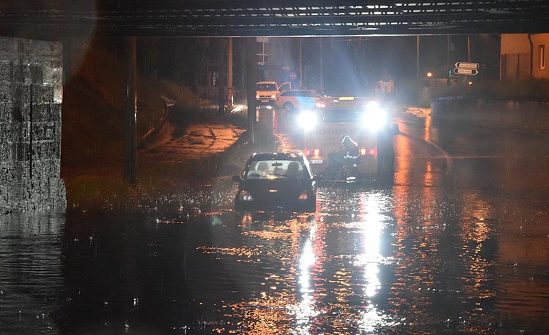 Özönvíz szerű esők. Két autó ragadt a szennyvízben Szombathelyen