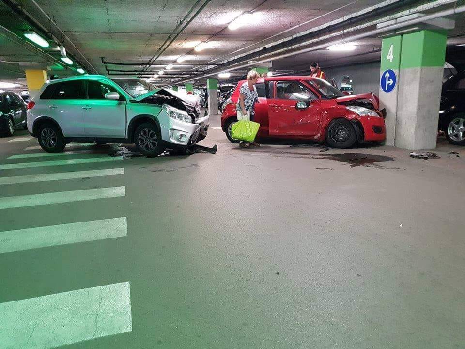 Hogy történhet ilyen mértékű baleset egy parkolóban? Így!
