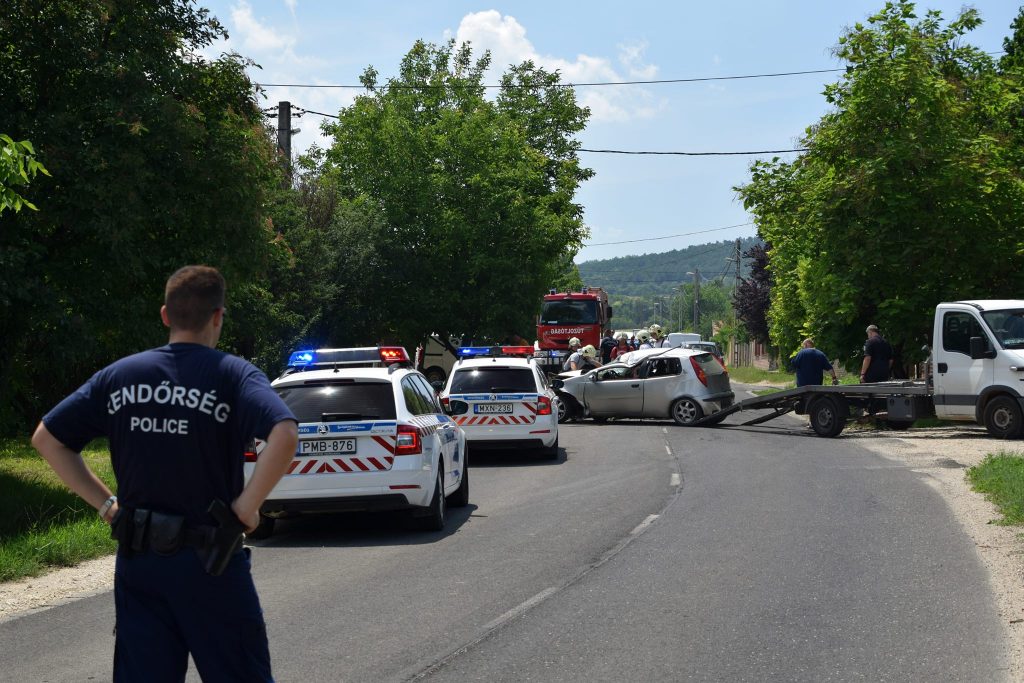 Fotók – Autós üldözés volt Budakalászon, árokban végezte a sofőr