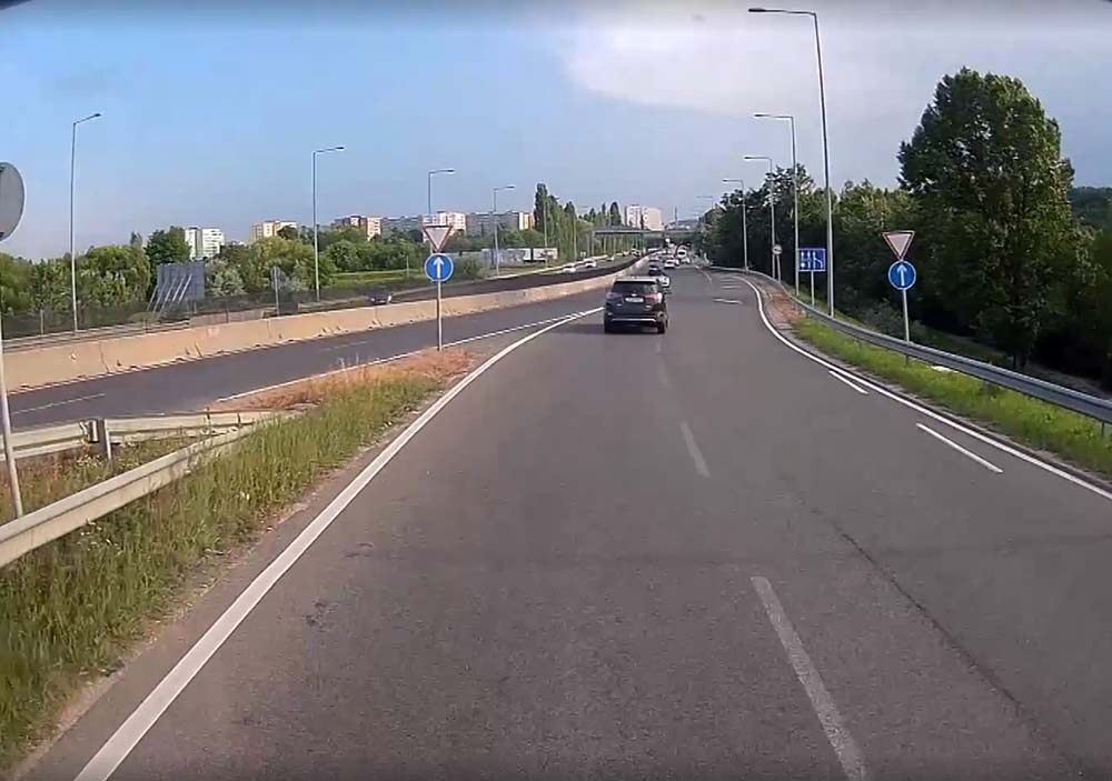 VIDEÓ: Újabb forgalommal szemben menő autóst kaptak lencsevégre