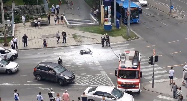 Videó- Menet közben gyulladt ki egy robogó a Lehel térnél