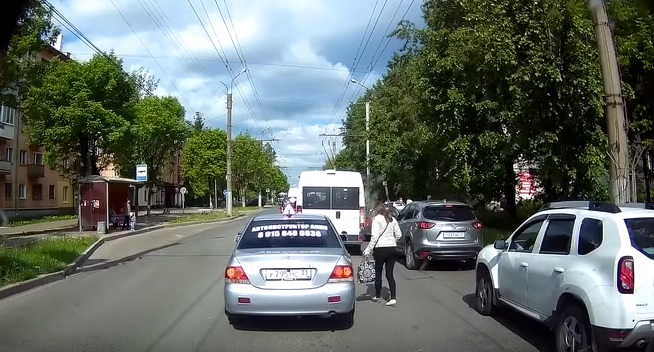 Videó – Szerinted szívatja vagy védi a gyalogost a videón látható autós?