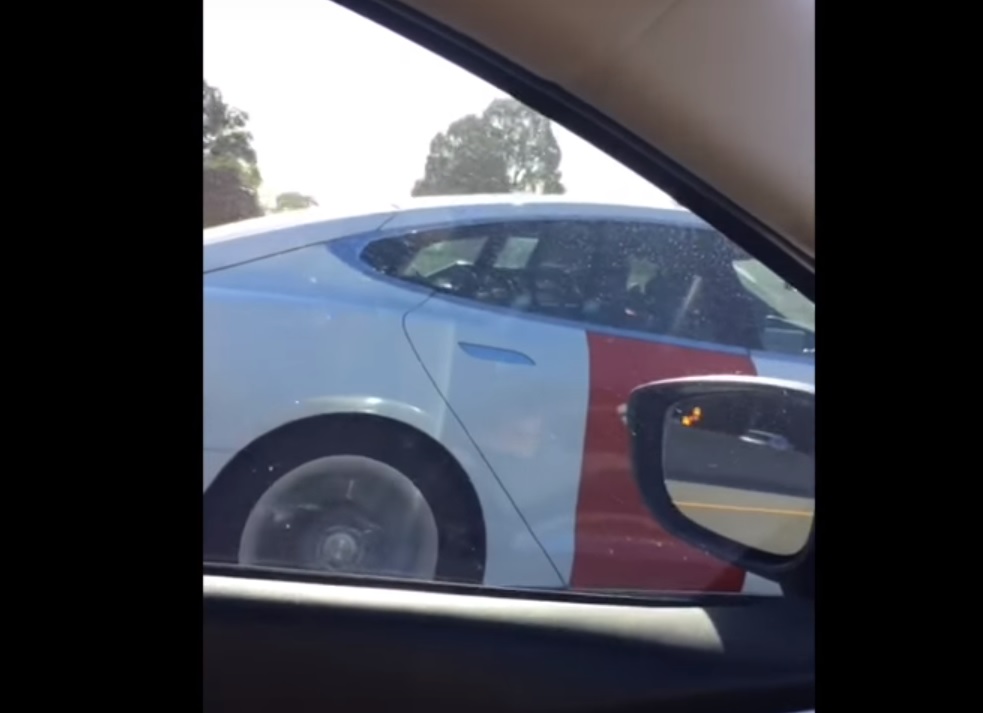 VIDEÓ: Autózás közben látszólag mélyen aludt a Tesla alkalmazottja