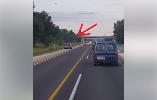 Videó – Miért halad ez az autós az M2-es autóút útpadkáján?