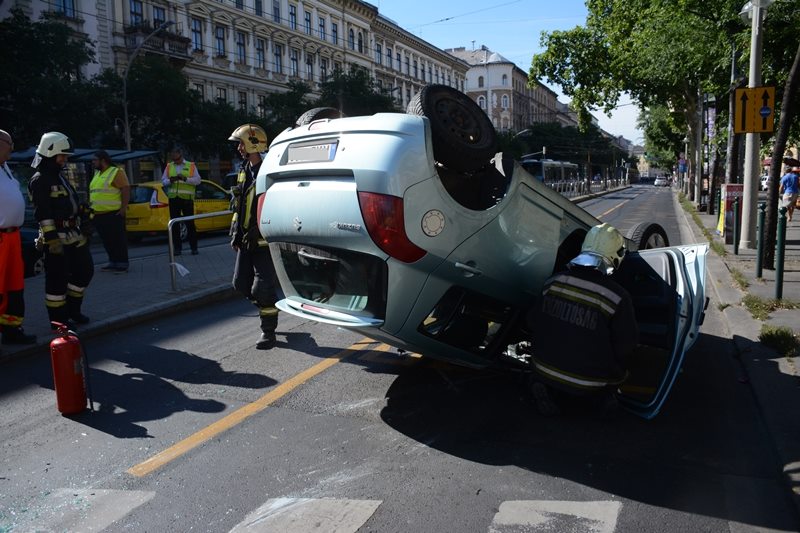 A balesetben felborult egy autó. Fotók a József körúton történt hétfői balesetről