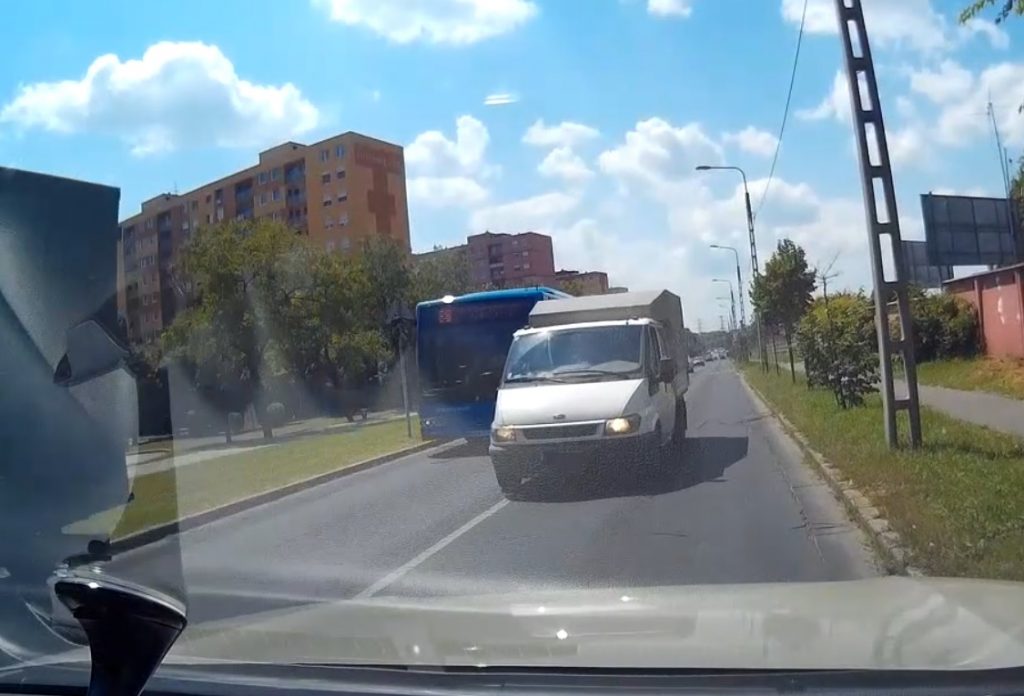 VIDEÓ: Így húzta meg a tükröm, a BKV buszt előző idióta