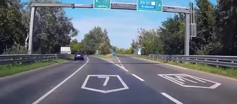 Videó – Ismét egy forgalommal szemben autózó sofőr az M7-es és 7-es főút elágazásánál