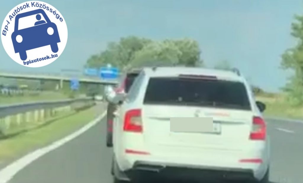 VIDEÓ: Így előz „emberünk” jobbról a 3 sávos M7-sen a Skodával