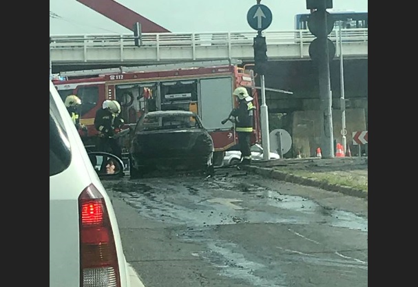 Fotók – Kigyulladt és teljes terjedelmében égett egy autó a Rákóczi hídnál