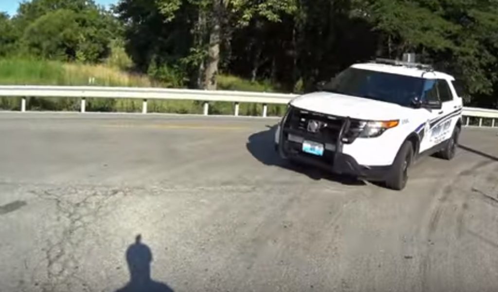 VIDEÓ: Telefonját nyomkodta az amerikai rendőr, elütötte a biciklist